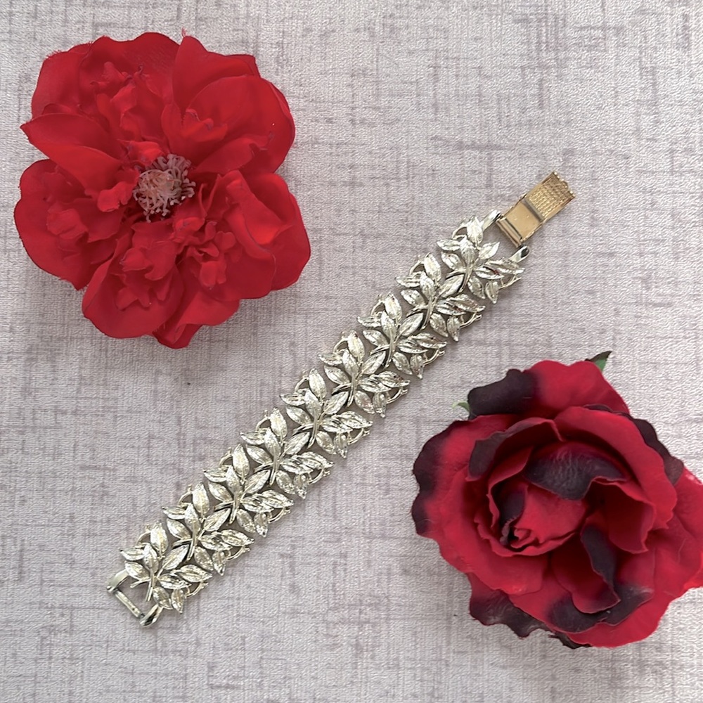 Coro Vintage Rare Gold Toned Leaf Bracelet 7 inch Length & Signed Snap Closure